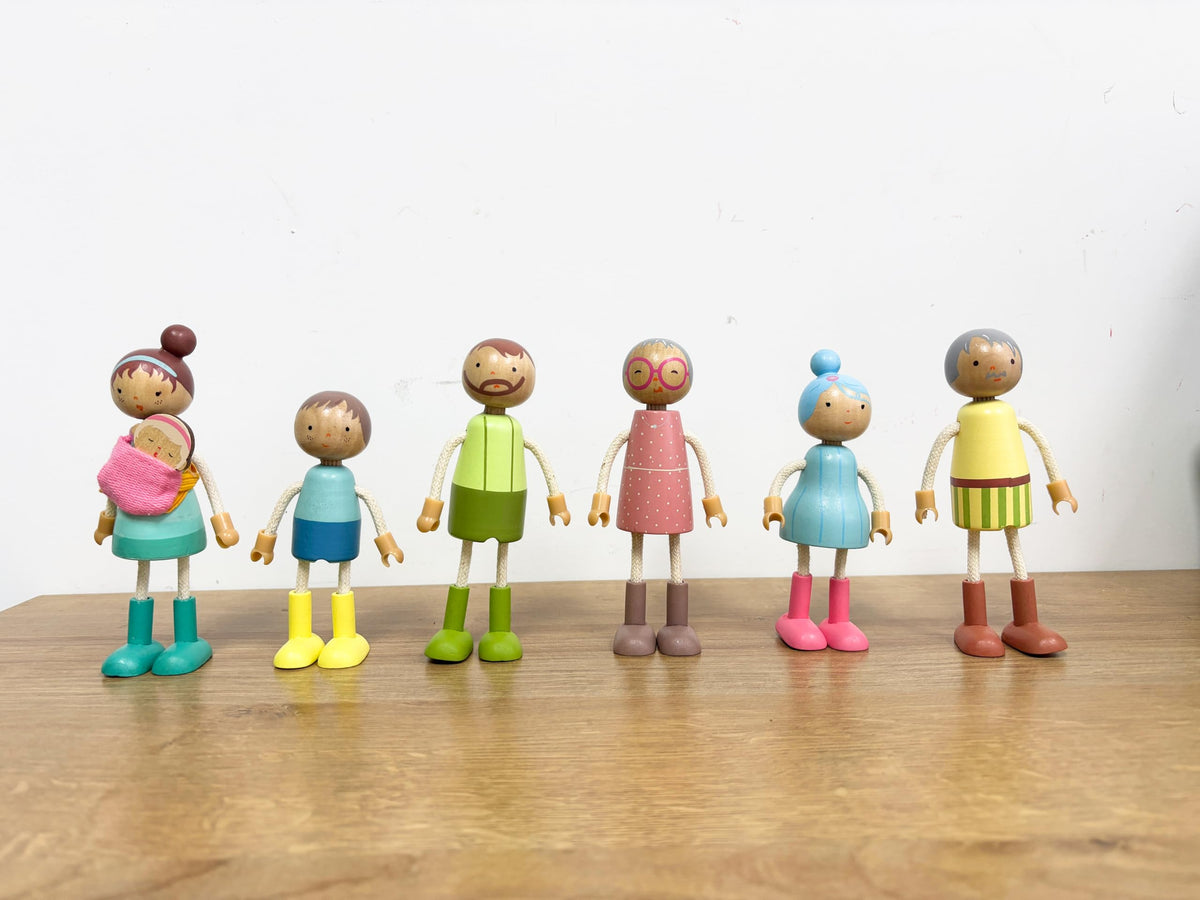 Wooden Family Dolls Set of 7 F12130